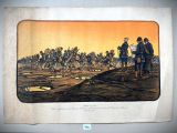 une vieille photo montrant un groupe d'hommes debout au sommet d'une colline