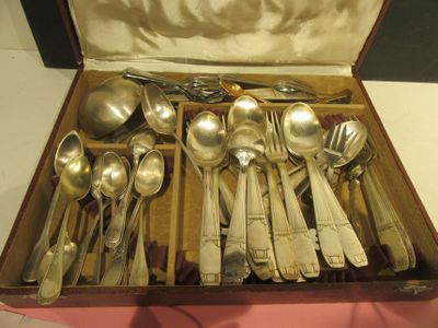 plusieurs cuillères et cuillères à soupe dans une boîte en bois