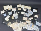 beaucoup de billets anciens et inutilisés sur la table
