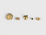 un lot de trois boucles d'oreilles à clous en or ornées d'un motif représentant un soleil