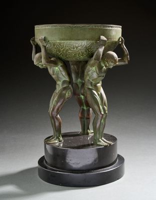 sculpture en bronze représentant deux hommes tenant un bol sur un socle
