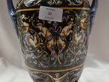 un très grand vase posé sur un socle