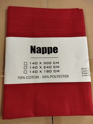 un gros plan sur un morceau de tissu posé sur une boîte en carton