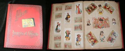 deux livres ouverts sur une table noire