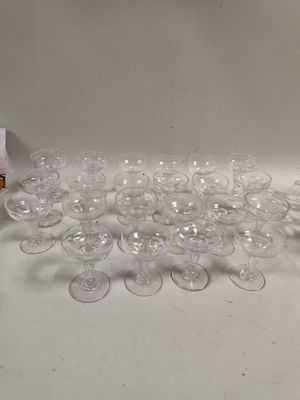 une pile de verres à vin vides posés sur une table