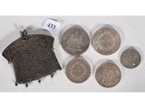 un lot composé de cinq pièces d'argent et d'un porte-monnaie à chaîne