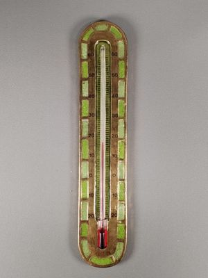 un thermomètre accroché au mur