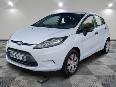La Ford Fiesta blanche est garée sur un sol à damier.