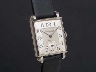 une photo d'une montre avec un bracelet en cuir noir