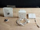 une photo d'une table sur laquelle sont posés tout un tas d'appareils électroniques