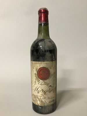 une bouteille de vin posée sur une table