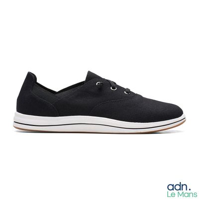 chaussures en toile noires pour homme, à semelles blanches, sur fond blanc