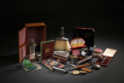 un grand nombre d'objets posés sur une table