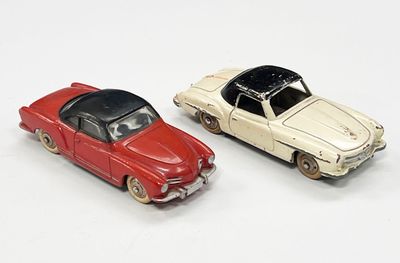 deux voitures jouets assises l'une à côté de l'autre sur une surface blanche
