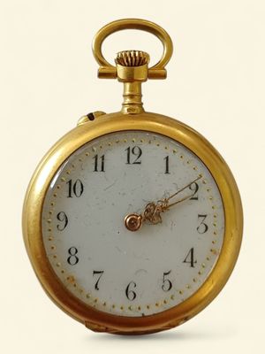 une montre de poche en or avec un cadran blanc sur fond blanc