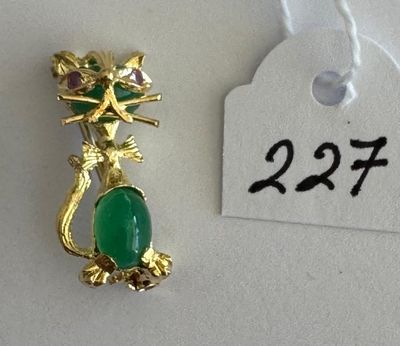 Broche Chat en or jaune, sertie de 2 cabochons de chrysopras…