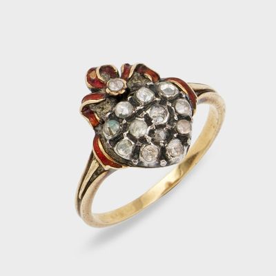 un gros plan d'une bague en or ornée d'un motif floral