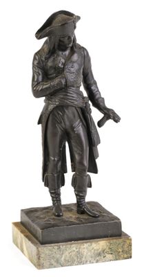 statue en bronze représentant un homme armé, posée sur un socle en marbre