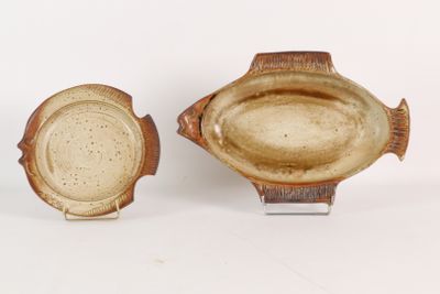 deux pièces de poterie posées l'une à côté de l'autre sur une surface blanche