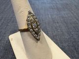une photo d'une bague en diamant posée sur un présentoir à bagues
