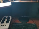 un bureau d'ordinateur équipé d'un clavier et d'un écran