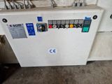 une machine posée sur le sol de la pièce