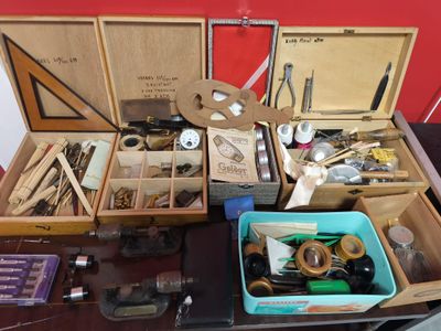 une boîte en bois remplie d'objets assortis sur une table