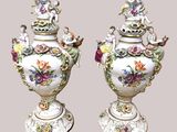 paire de vases anciens en porcelaine décorés d'oiseaux et de fleurs