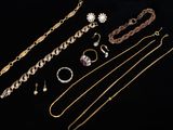 un assortiment de bijoux en or et en argent, comprenant notamment un collier, un bracelet et une bague