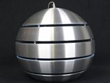 une image représentant une boule décorative en métal sur fond noir