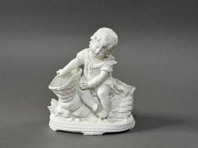 une figurine blanche représentant un enfant avec un panier
