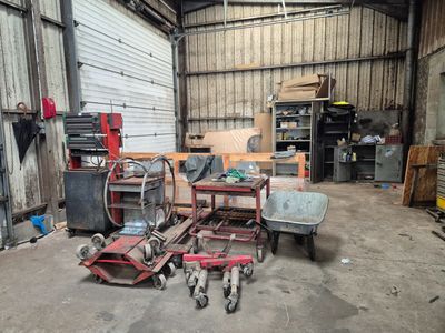 un garage rempli d'outils