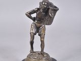 figurine en bronze représentant un homme portant un panier sur l'épaule