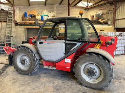 un tracteur garé à l'intérieur d'un bâtiment