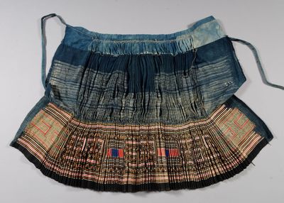 une photo d'une jupe confectionnée à partir de vieux jeans et de tissu
