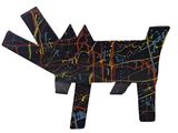 un chien noir couvert d'éclaboussures de peinture colorées