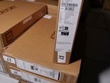 deux cartons empilés l'un sur l'autre par terre