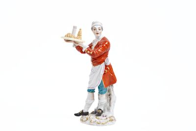 une figurine représentant une femme tenant un plateau avec de la nourriture