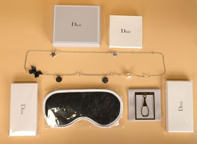 une boîte, une paire de lunettes, un collier et une paire de bandeaux