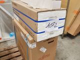 de nombreux cartons empilés les uns sur les autres dans un entrepôt