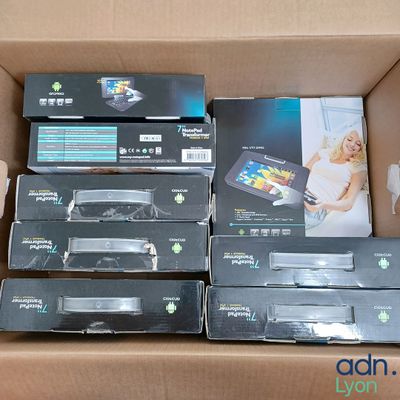 une boîte remplie de télécommandes qui se trouvent dans la boîte