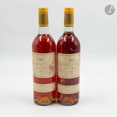 deux bouteilles de vin posées l'une à côté de l'autre sur une surface blanche