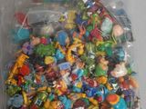 un sac rempli de petites figurines posées sur une table