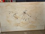 une photo d'un dessin accroché au mur d'une pièce