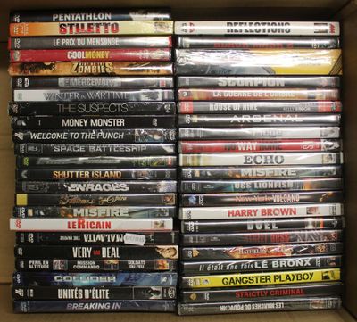 beaucoup de dvd dans une boîte sur la table