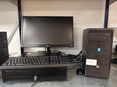 un ordinateur de bureau posé sur un bureau à côté d'un autre ordinateur de bureau