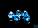 un groupe de diamants bleus sur fond noir