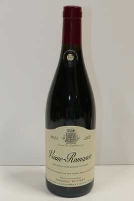 une bouteille de vin posée sur une table