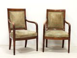 deux chaises en bois avec des accoudoirs rembourrés