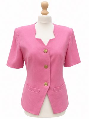 un gros plan sur une veste rose portée par un mannequin
